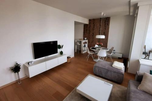 City view from 27th floor, free parking, keyless, Bratislava (fotografie 8)