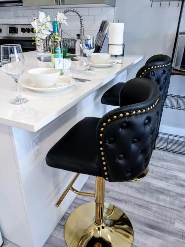2BR-2BA Luxy Dendrobium Oasis, Pet Friendly, Family Friendly, Free Parking & Balcony in Philadelphia, USA