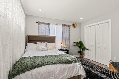 2BR-2BA Luxy Dendrobium Oasis, Pet Friendly, Family Friendly, Free Parking & Balcony in Philadelphia, USA