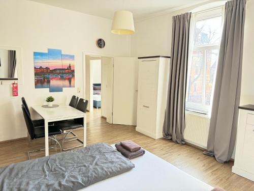 Apartment 4 image 1