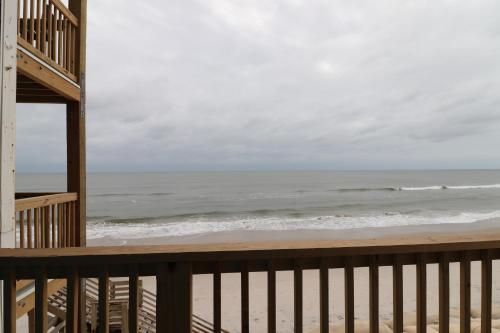 Oceanfront: Beach, Sand and Views at Coral Reef! Oceanfront: Beach, Sand and Views at Coral Reef!