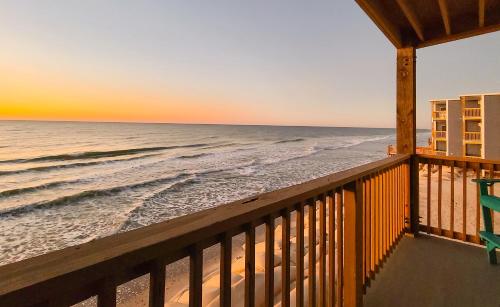 Oceanfront: Beach, Sand and Views at Coral Reef! Oceanfront: Beach, Sand and Views at Coral Reef!