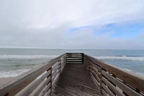 Oceanfront: Beach, Sand and Views at Coral Reef! Oceanfront: Beach, Sand and Views at Coral Reef!
