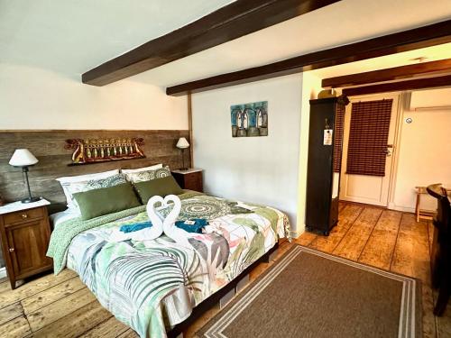 Superior Deluxe Double or Twin Room  image 10