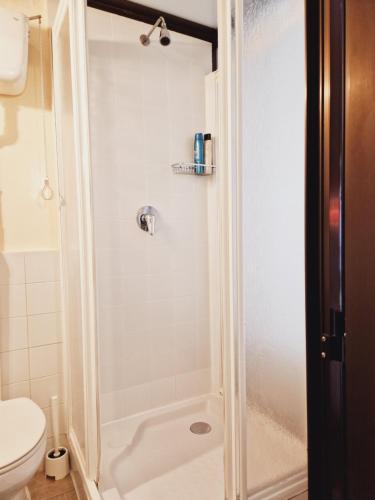 Twin Room image 3