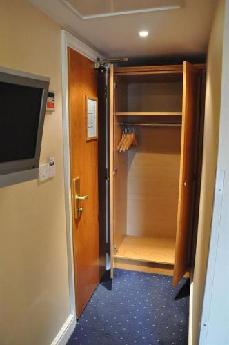Olympic House Hotel - image 13