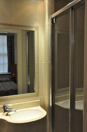 Olympic House Hotel - image 4