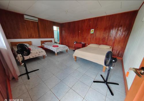 1 double bed, 2 twin beds