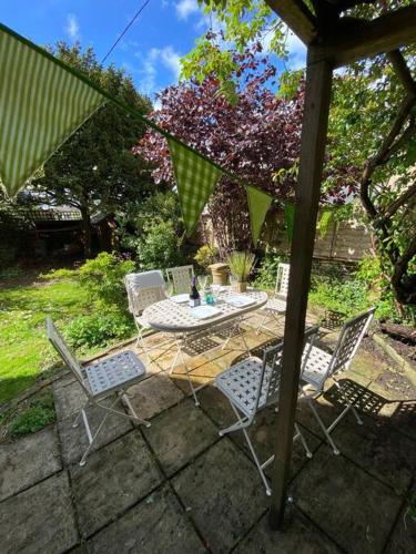 Luxury Cottage Dog friendly with Hot Tub in Whelford