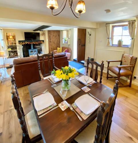 Luxury Cottage Dog friendly with Hot Tub in Whelford