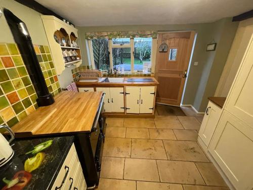 Luxury Cottage Dog friendly with Hot Tub in Whelford