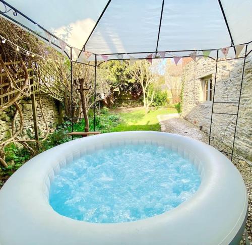 Luxury Cottage Dog friendly with Hot Tub in Whelford