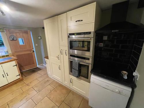 Luxury Cottage Dog friendly with Hot Tub in Whelford