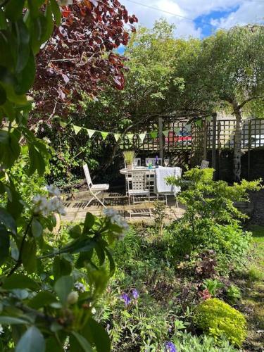 Luxury Cottage Dog friendly with Hot Tub in Whelford