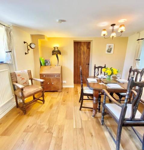 Luxury Cottage Dog friendly with Hot Tub in Whelford