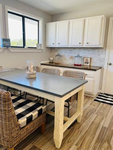VIEWS, Canyon Lake, Newly Remodeled, Close to RIVER, BEST location in Canyon Lake, USA