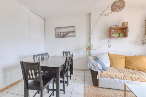 Le Parnasse : T2, vue sur le Lez, tram a proximite in La Lironde