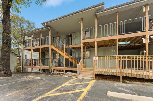 Free Daily Silver Dollar City Tickets & other Branson attractions! Cozy Branson Condo, Lower level, WALK-IN in Reeds Spring, USA