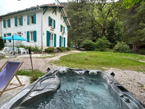 Maison chaleureuse avec cheminée bord de rivière