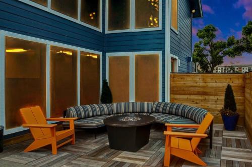 Your Modern 2B Getaway - W/D, Pool, Prkg - 10min to DTWN in Austin, USA