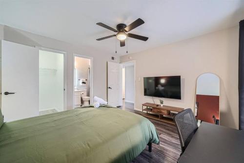 Your Modern 2B Getaway - W/D, Pool, Prkg - 10min to DTWN in Austin, USA