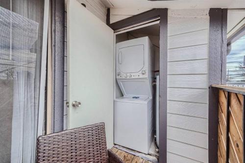 Your Modern 2B Getaway - W/D, Pool, Prkg - 10min to DTWN in Austin, USA