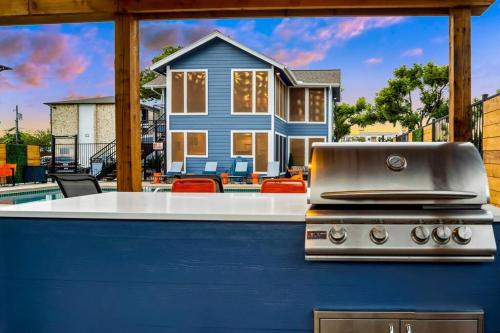 Your Modern 2B Getaway - W/D, Pool, Prkg - 10min to DTWN in Austin, USA
