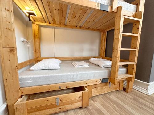 4-Bed Private Room image 2
