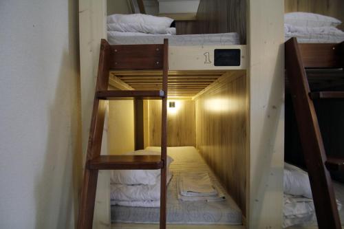 6-Bed Private Room image 3