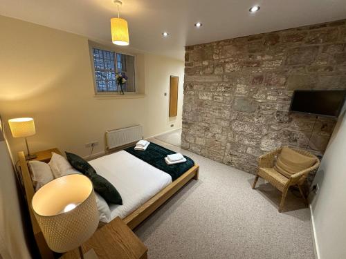 Edmonstone Suite Old Town - image 5