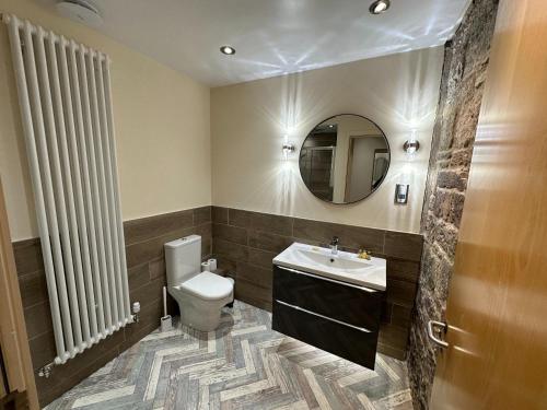 Edmonstone Suite Old Town - image 4