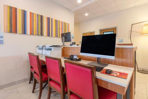 Holiday Inn Express Metropolis an IHG Hotel - image 3