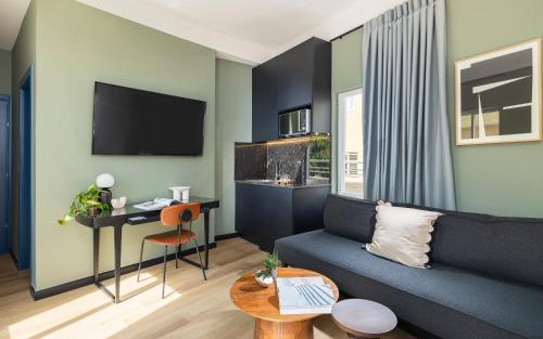 King Suite with Balcony image 8