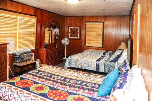 Historic 4 BR Lakefront House with boat house and in Alliance, USA