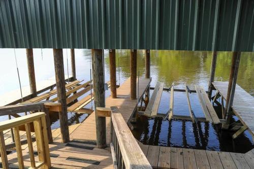 Historic 4 BR Lakefront House with boat house and in Alliance, USA