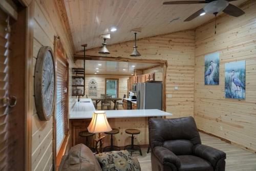 Toledo Queen Lakefront Custom 4 BR Home, Boathouse – khách sạn tại Many