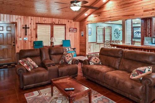 . Cozy lakefront cabin with boat house and ramp on T