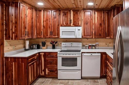 Cozy lakefront cabin with boat house and ramp on T