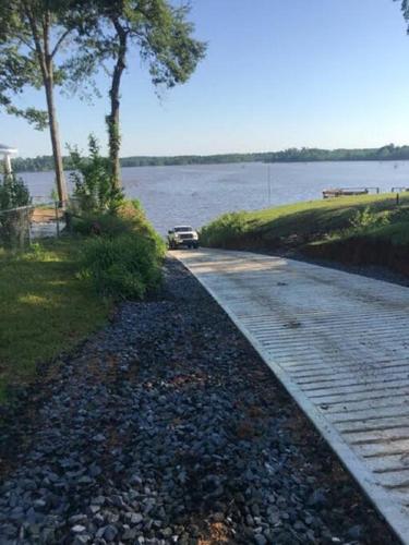 Cozy lakefront cabin with boat house and ramp on T in Alliance, USA