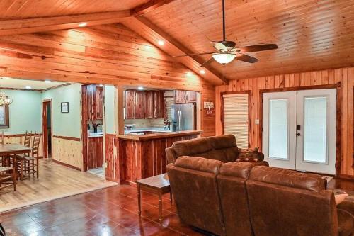 Cozy lakefront cabin with boat house and ramp on T