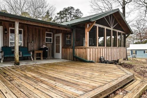 Cozy lakefront cabin with boat house and ramp on T