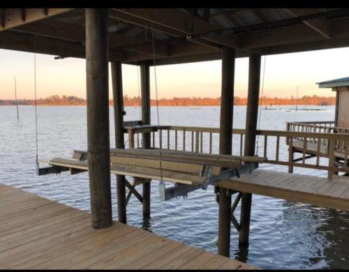 Cozy lakefront cabin with boat house and ramp on T