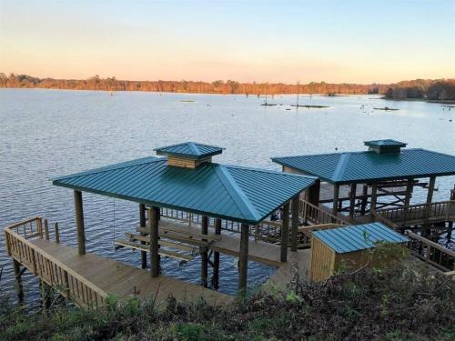 Cozy lakefront cabin with boat house and ramp on T