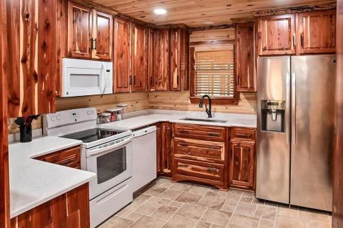 Cozy lakefront cabin with boat house and ramp on T