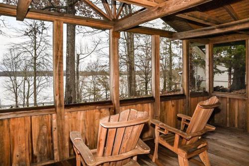 Cozy lakefront cabin with boat house and ramp on T