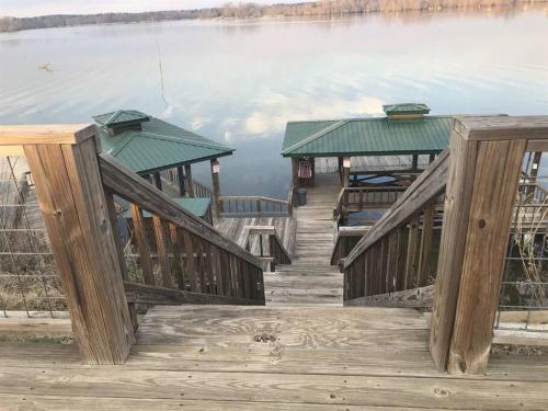 Cozy lakefront cabin with boat house and ramp on T