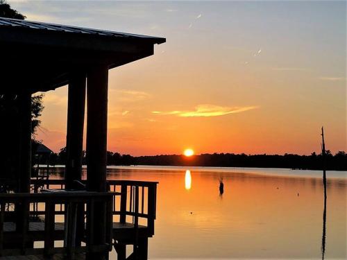 Cozy lakefront cabin with boat house and ramp on T