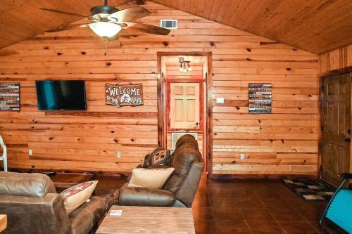 Cozy lakefront cabin with boat house and ramp on T