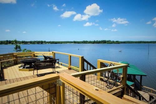 Cozy lakefront cabin with boat house and ramp on T