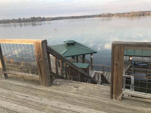 Cozy lakefront cabin with boat house and ramp on T